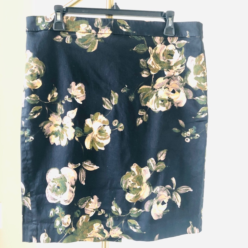 J.Crew The Pencil Skirt, Size 12, needs love ❤️